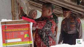 Panewu Playen dan Forkompimkap Laksanakan Penempelan Stiker Pendataan di Kalurahan Plembutan